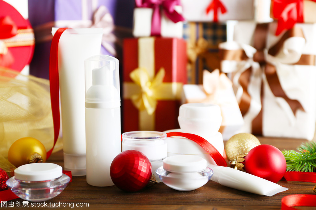 美容化妝品產品與模糊的禮品背景上的圣誕裝飾